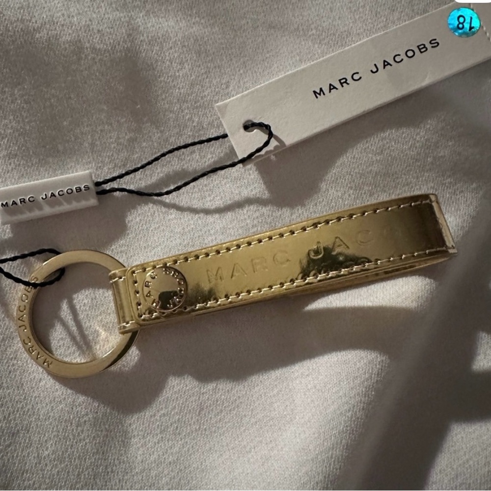 NWT - MARC JACOBS GOLD METALLIC LEATHER KEYRING WITH EMBOSSED LOGO